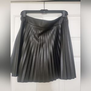 Pleated synthetic leather skirt